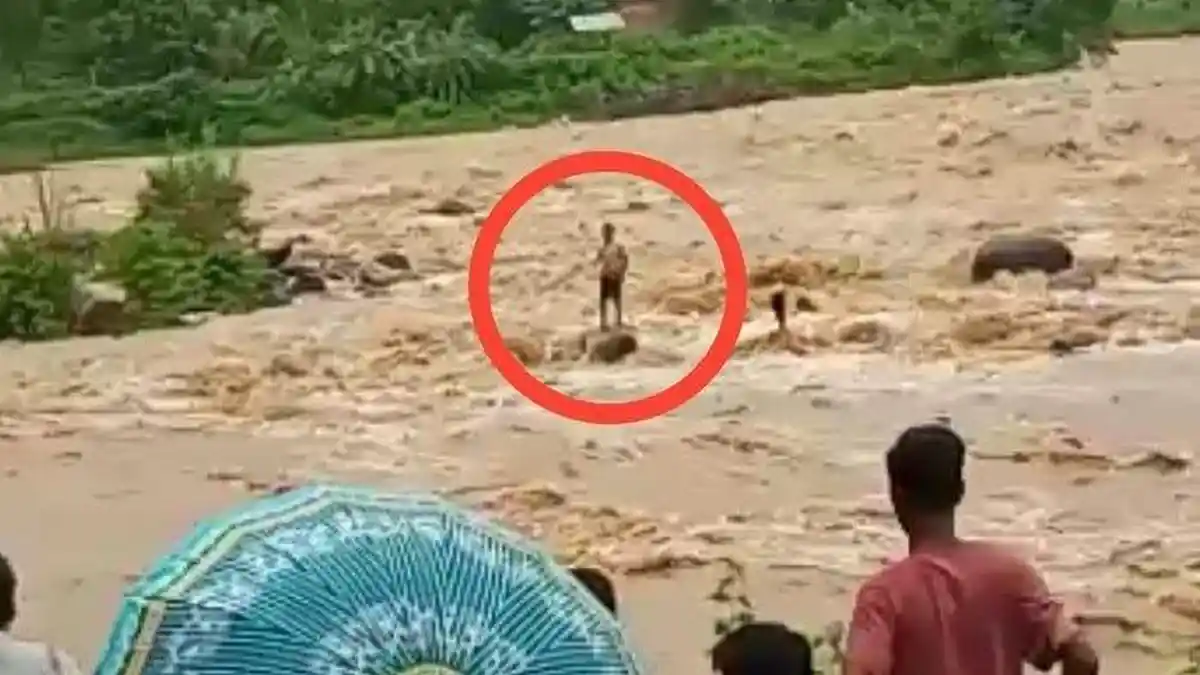 Pencari Pasir Terjebak di Tengah Sungai Saat Air Bah Datang, Evakuasinya Berlangsung Dramatis