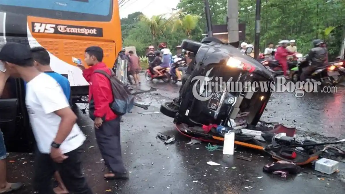 Saat Laka Terjadi Bus Keluarkan Asap, Penumpang Keluar Lewat Kaca Depan yang Pecah