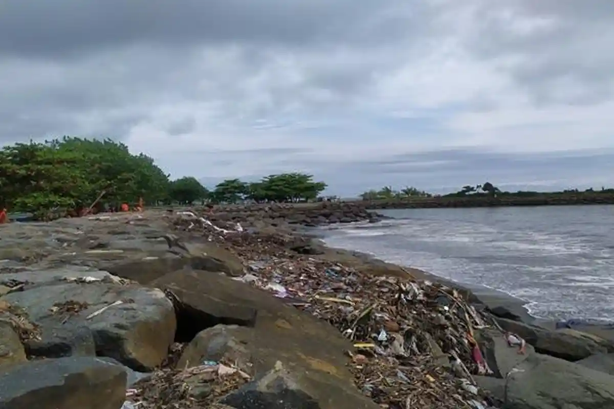 Muaro Lasak Padang Dipenuhi Sampah, Pengunjung Pilih Tak Bermain dan Berenang di Tepi Pantai