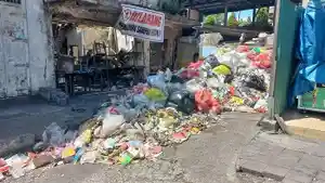 Kondisi-sampah-yang-menumpuk-dan-menimbulkan-bau-busuk-di-Pasar-Sengol-Klungkung.jpg