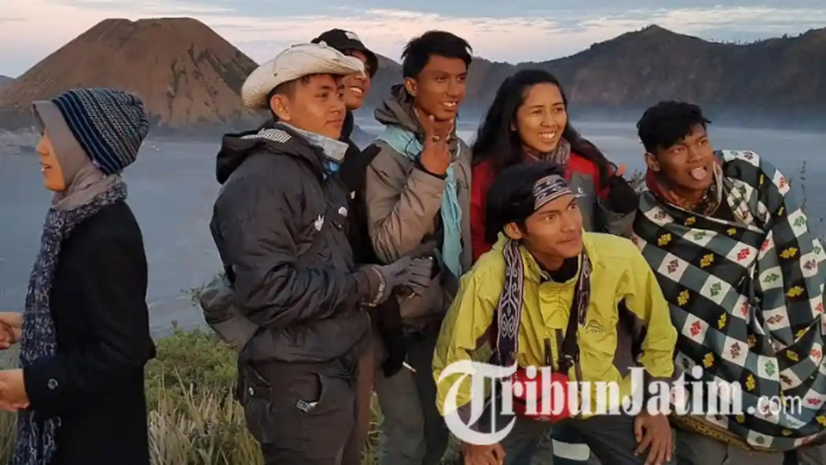 Jelang Pawai Obor Asian Games 2018, Wisatawan Padati Lautan Pasir Gunung Bromo