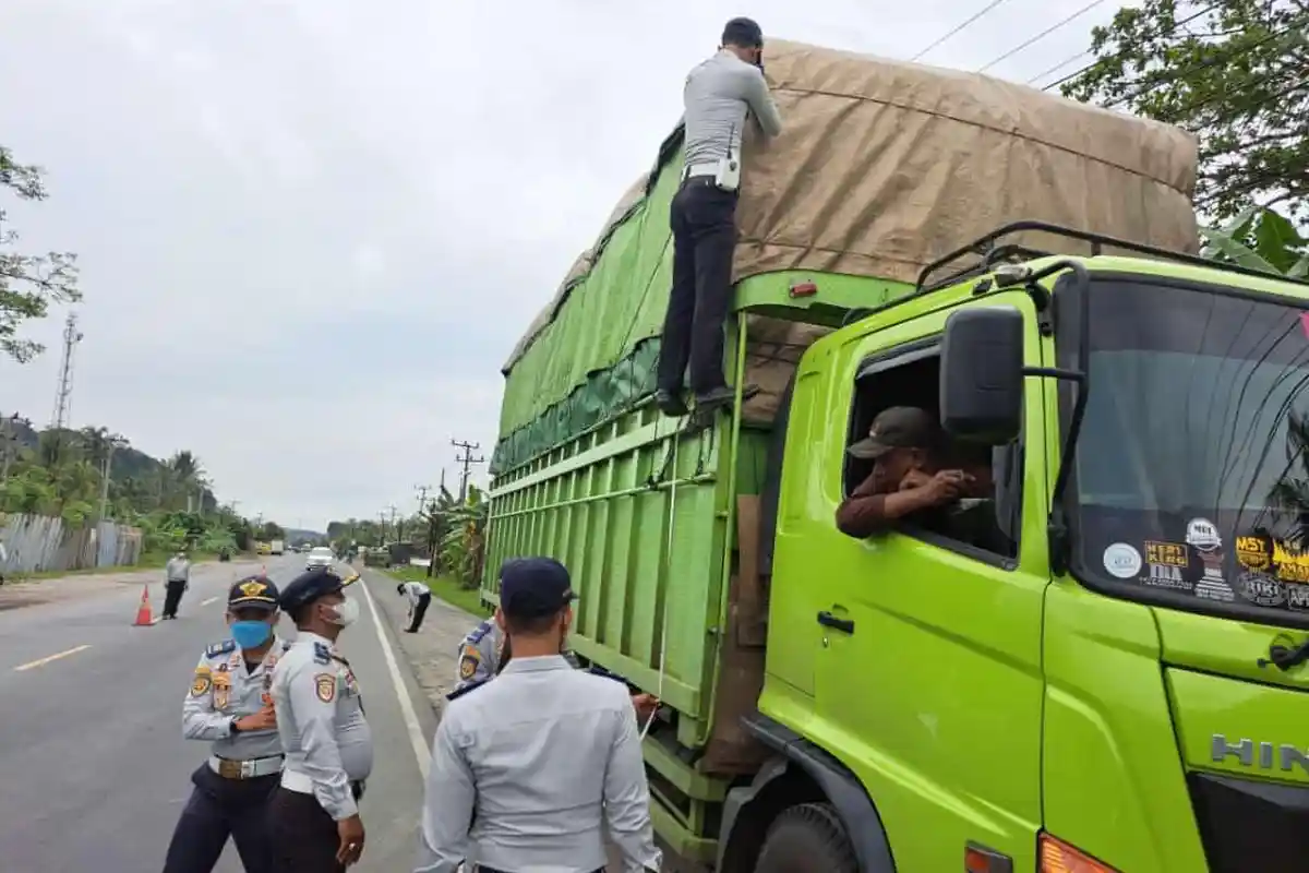Hari Pertama, Dishub Lampung Selatan Tilang 45 Kendaraan ODOL