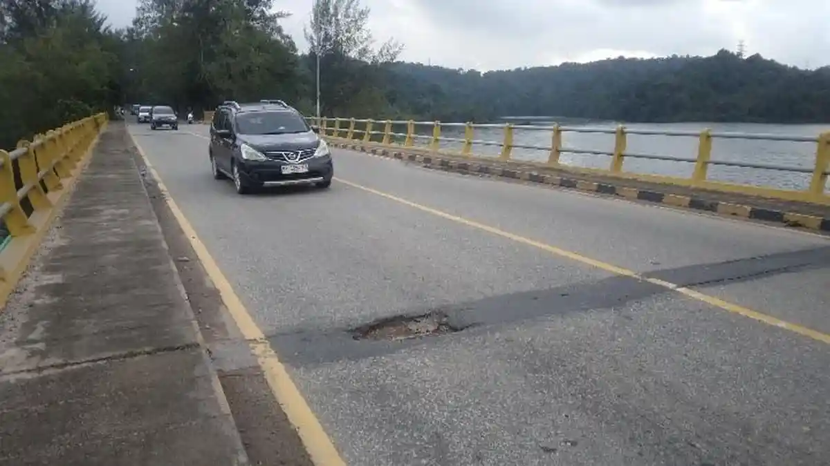 Lubang di Jembatan Sei Ladi Batam Ancam Nyawa Pengendara Roda Dua yang Melintas