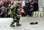 Anggota Gegana Polda Jinakkan Bom