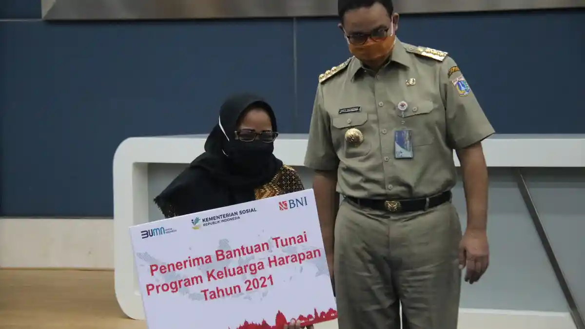 Bantu Warga Terdampak Covid-19, Pemprov DKI Salurkan Bansos Tunai hingga Beras Premium