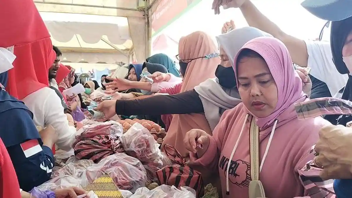 Warga Serbu Pasar Murah di Anjungan Pantai Manakarra, Ada 2 Ton Sembako
