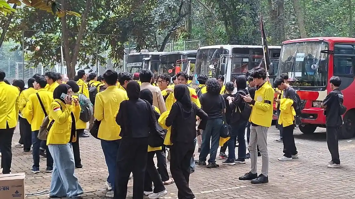 Kenakan Baju Hitam dan Almamater Kuning, 1.000 Mahasiswa BEM UI Menuju Bundaran HI