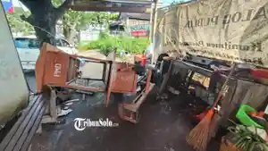 20260225-_-Kecelakaan-Mobil-Tabrak-Warung-di-Karanganyar.jpg
