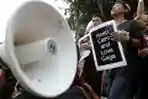 Penggemar Lady Gaga Berunjuk Rasa