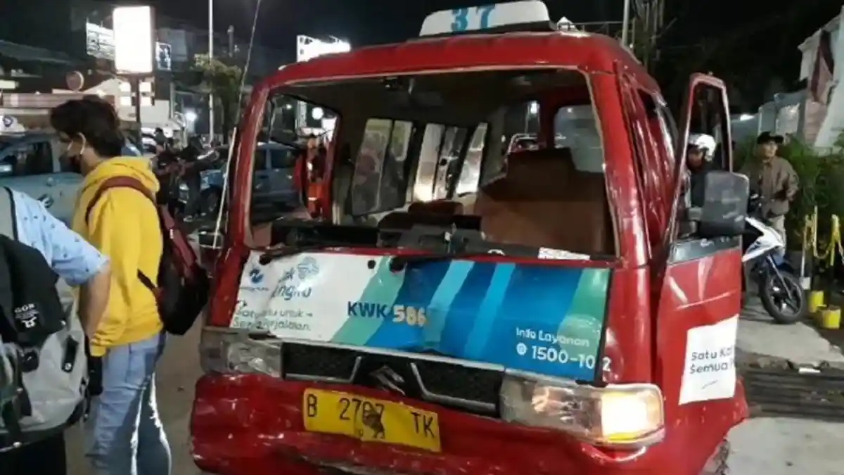 Tabrakan Beruntun Libatkan 11 Kendaraan di Kramat Jati, Sopir Angkot Sempat Terjebak Lima Menit
