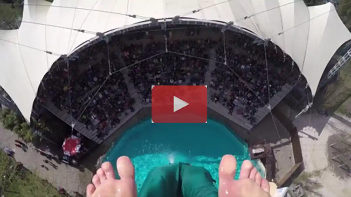 VIDEO : Pria ini Nekat Lompat dengan Gaya Terbalik yang Ekstrim, Akhirnya. . .