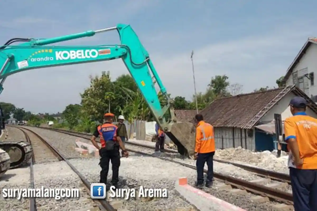 Kereta Api Sambar Mobil Sejauh 300 Meter, Sopir Selamat karena Bertindak Tepat