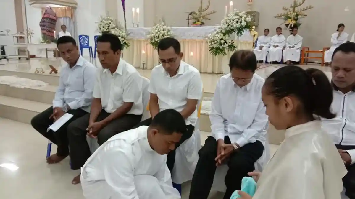 Ribuan Umat Paroki Sang Penebus Waingapu Antusias Mengikuti Misa Kamis Putih