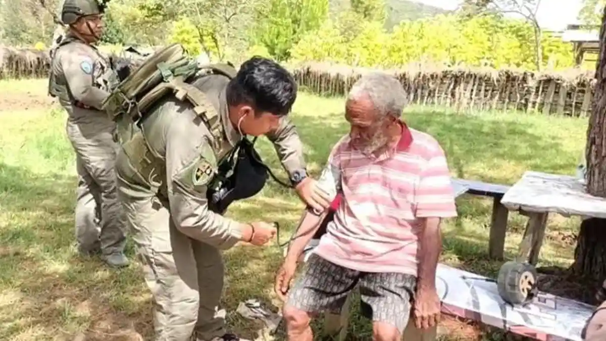 Patroli Humanis, Ops Damai Cartenz Perkuat Kedekatan dengan Warga Lewat Pelayanan Kesehatan