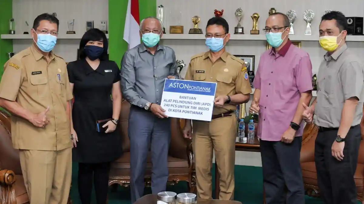 Hotel Aston dan Transera Sumbang APD Untuk Tim Medis Kota Pontianak