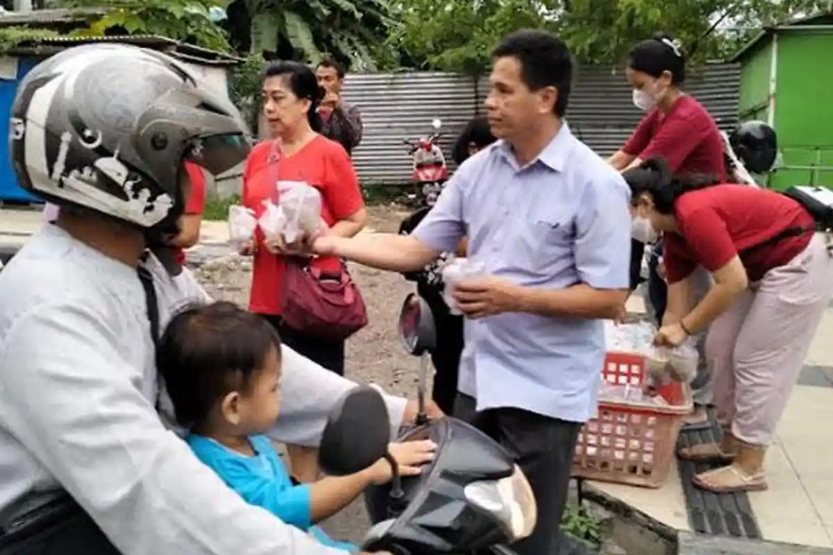Wujud Kerukunan di Kota Santri, Pengurus Gereja di Gresik Bagi-Bagj Takjil ke Pengguna Jalan
