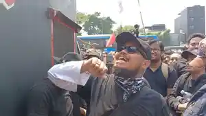 Rigen-di-depan-Gedung-DPRMPR-RI-Senayan-Tanah-Abang-Jakarta-Pusat-Kamis-2282024.jpg