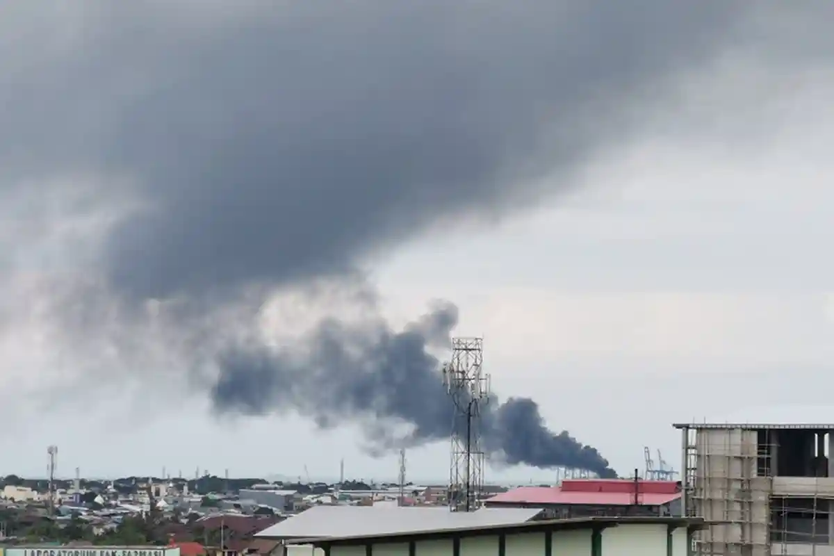 Breaking News: Pipa Karet MNP Terbakar Hingga Asap Membumbung ke Langit Makassar