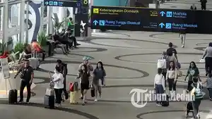 ARUS-MUDIK-Sejumlah-pemudik-tiba-di-Bandara.jpg