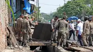 bongkar-lapak-di-saluran-air-gembong.jpg