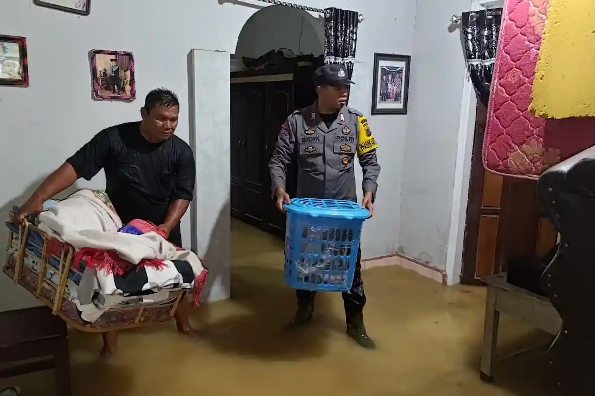 Polisi Bantu Evakuasi Harta Benda Korban Banjir di Masama Banggai