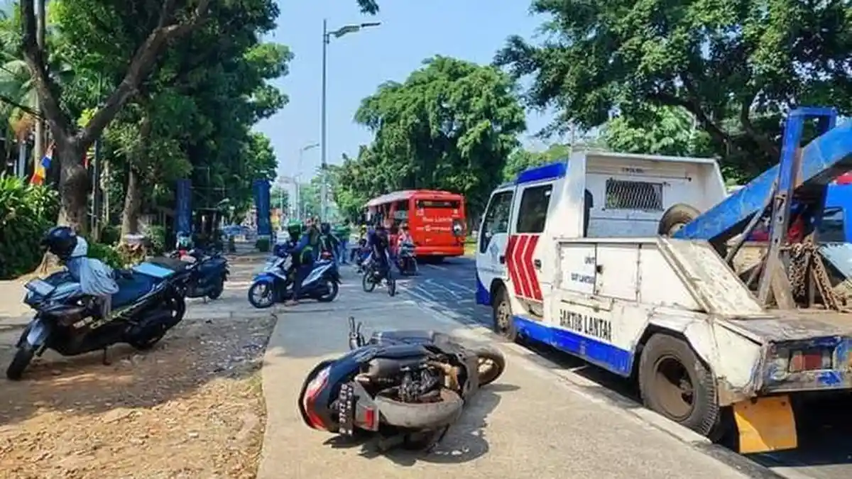 Sudah Jatuh Tertimpa Tangga, 7 Pengendara Ditilang Polisi Usai Tertabrak Truk saat Melawan Arus