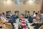 Wali-Kota-Bitung-didampingi-Wakil-Walikota-besama-Forkopimda-saat-rapat-koordinasi.jpg