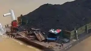 Ponton-Batu-Bara-Tabrak-Tiang-Jembatan-Aurduri-1-v.jpg