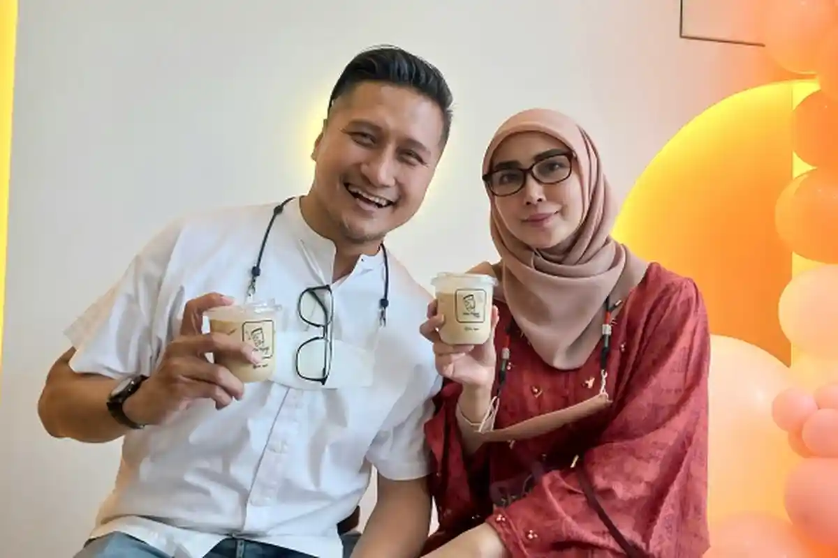 Arie Untung dan Fenita Arie Tawarkan Ngopi-ngopi sambil Belanja Busana