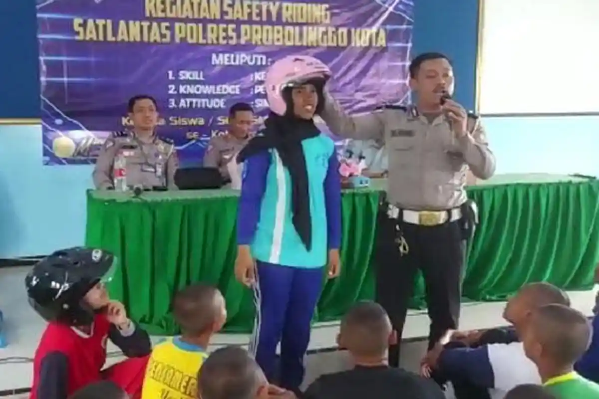 Cegah Kecelakaan yang Libatkan Pelajar Probolinggo, Polisi Beri Edukasi Safety Riding di Sekolah