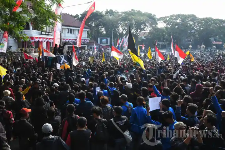 Aksi Kawal Putusan MK di Malang Ricuh