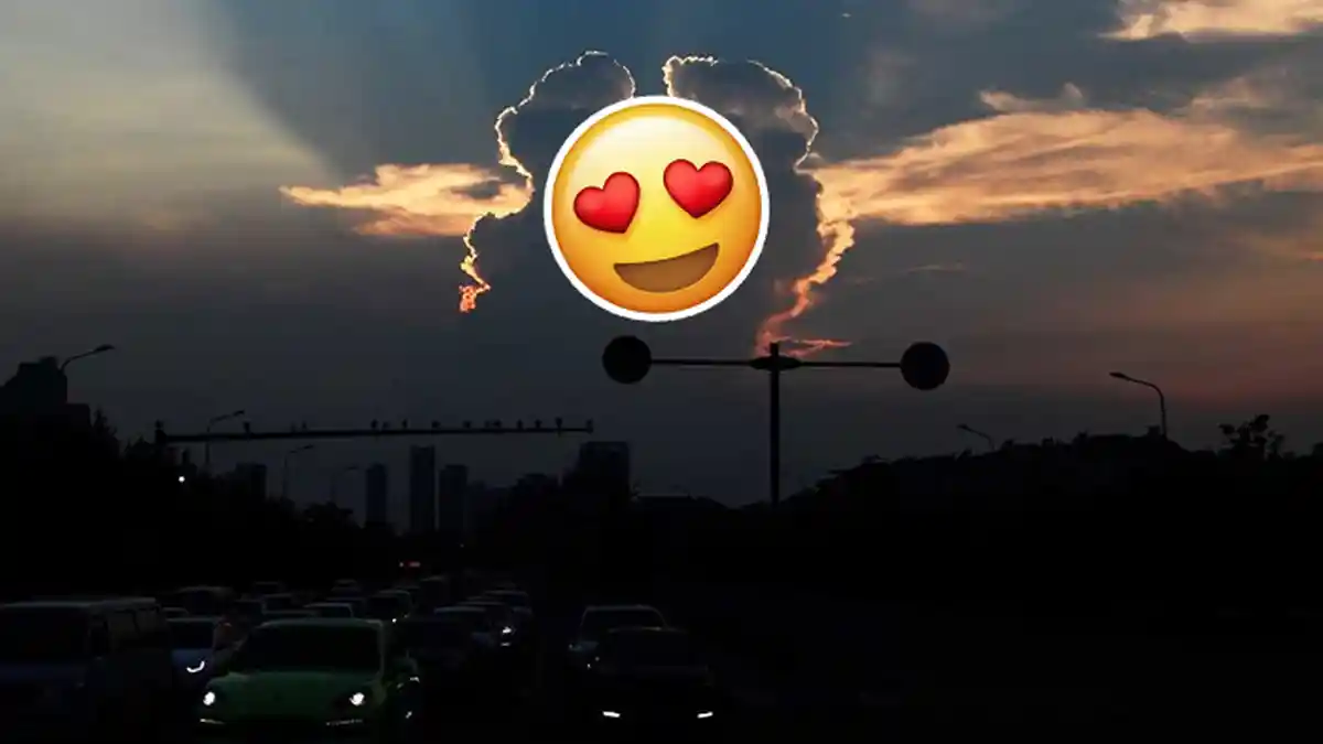 Momen Langka! Awan Ini Berbentuk Dua Manusia Bermesraan di Langit China Saat Senja