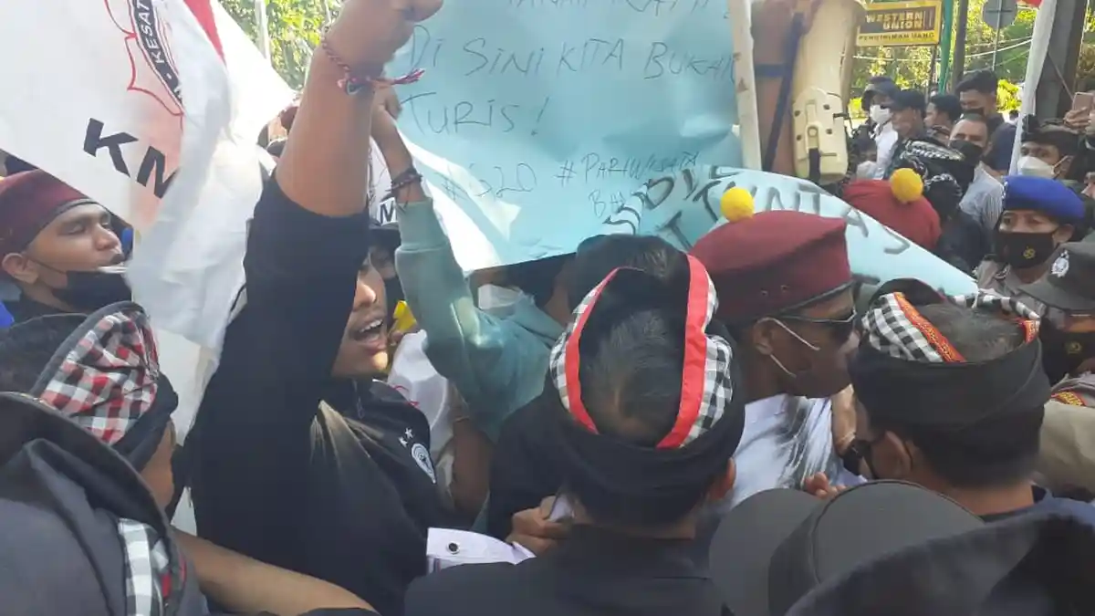 Pecalang Kota Denpasar Amankan Aksi Demo Mahasiswa di Renon