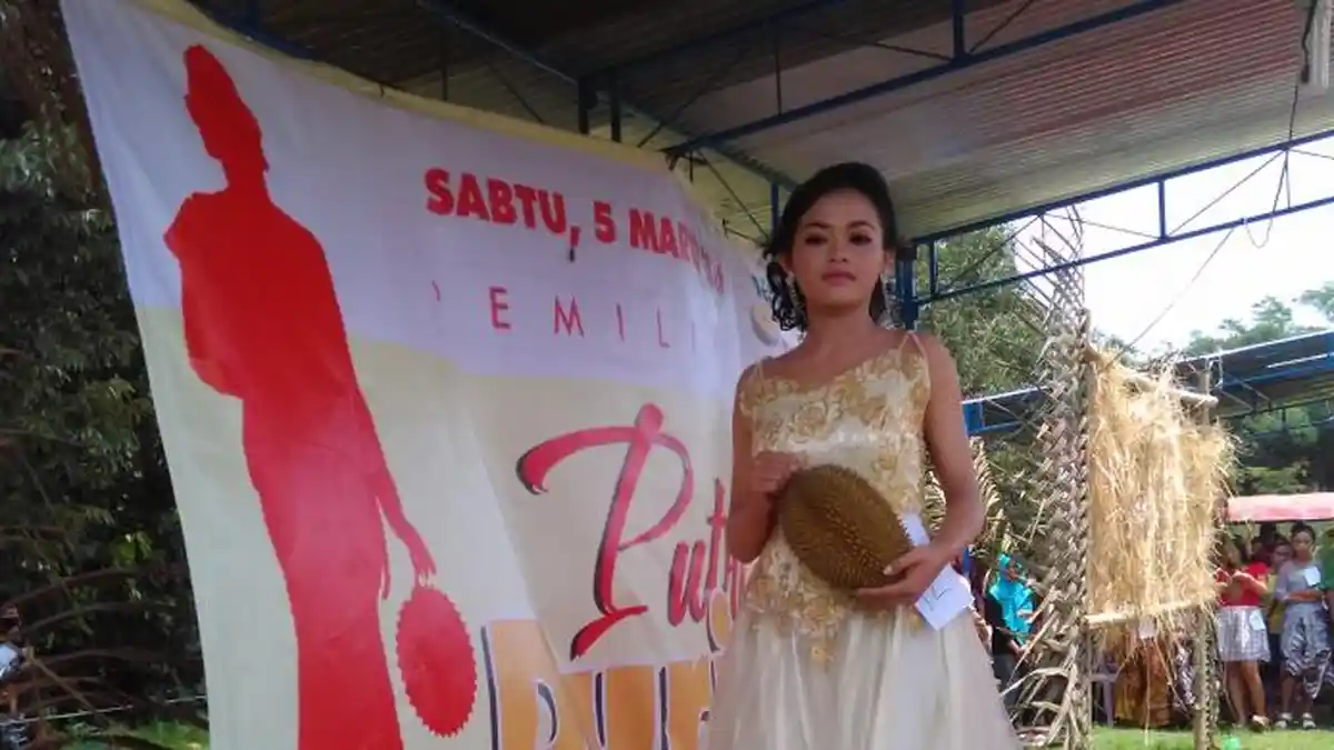 Terampil Belah Durian, Eka Maulidawati Juara I Pemilihan Putri Durian 2016
