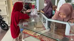 Petugas-di-Toko-Emas-Jasa-Sejahtera-di-Jalan-T-Umar-Langsa-sedang-melayani-warga.jpg