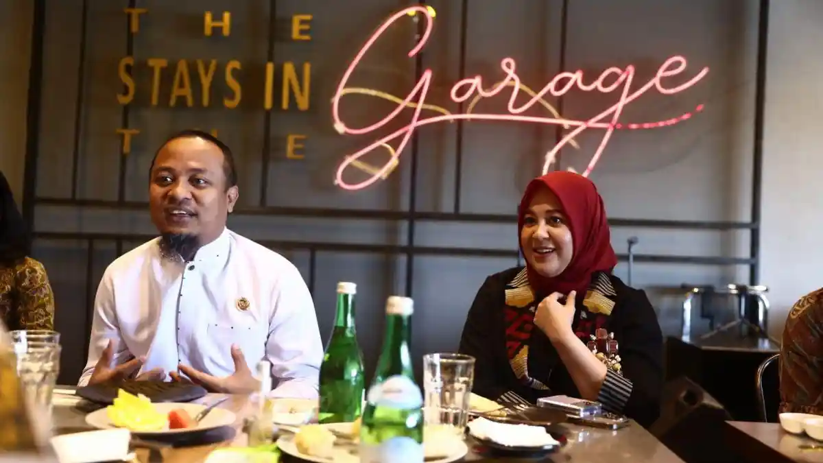 Potret Andi Sudirman Sulaiman Bertemu Fatmawati Rusdi di Kafe, Isyarat Pasangan di Pilgub Sulsel?