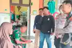 Petugas-Polsek-Srengat-Polres-Blitar-Kota-cek-korban-diduga-keracunan-di-Puskesmas-Srengat-blitar.jpg