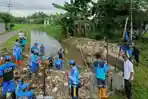 Dinas PUPR Nganjuk Terjunkan Tim URC Bersihkan Tumpukkan Sampah di Aliran Sekunder Desa Katerban