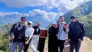 Para-pendaki-berfoto-di-Bukit-Bao-Daya.jpg