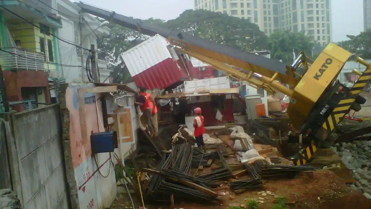 Crane Roboh Tidak Memakan Korban Jiwa