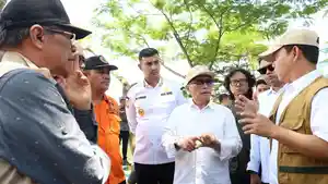 Ketua-DPRD-Jabar-Buky-Wibawa-saat-berkunjung-ke-lokasi-banjir-di-Kabupaten-Bandung.jpg