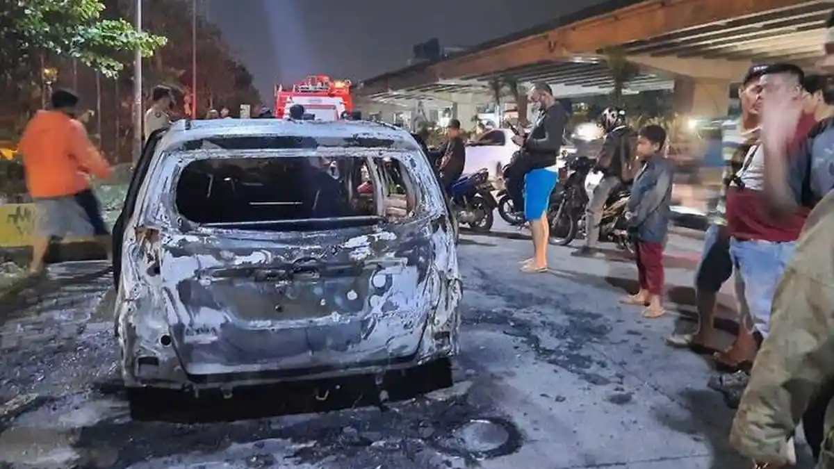 Taksi Online Terbakar saat Menunggu Penumpang, Diduga karena Arus Pendek