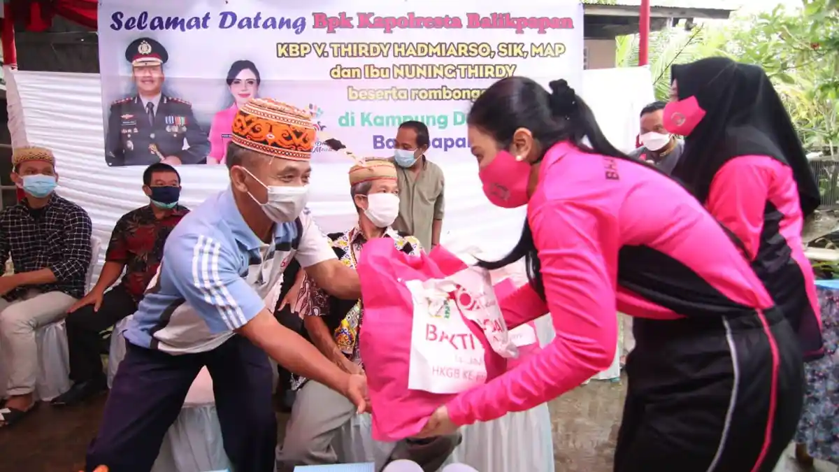 Peringati HUT HKGB Ke-69, Bhayangkari Balikpapan Berbagi Bansos ke Tokoh Adat