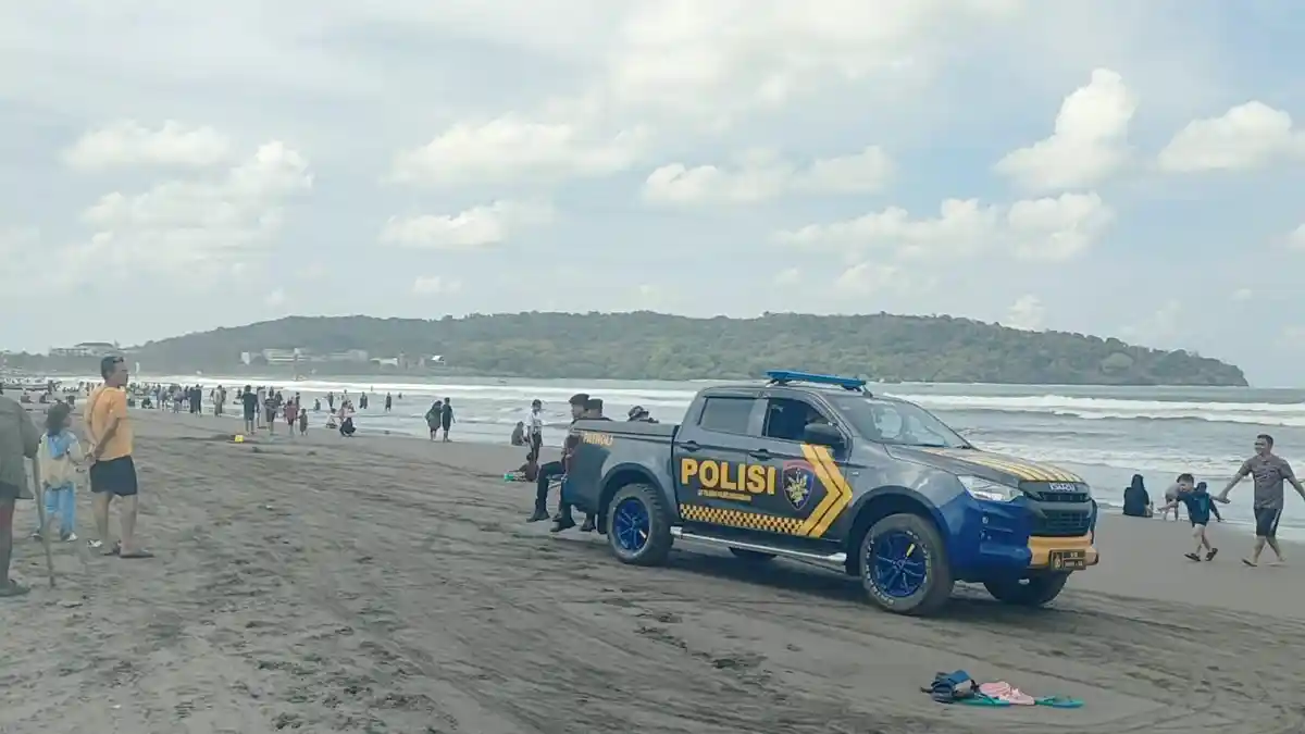 Libur Panjang, Pantai Pangandaran Hari Ini Dipadati Wisatawan