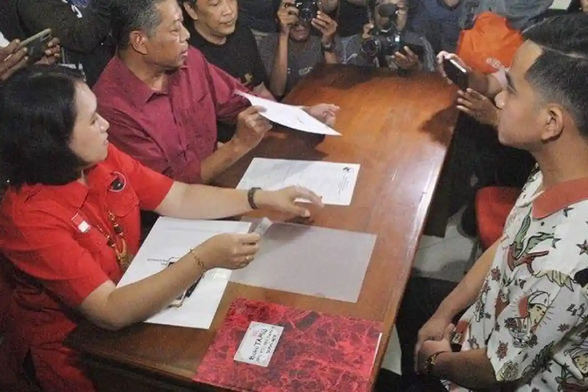 BREAKING NEWS - Anak Jokowi, Gibran Rakabuming Raka Urus KTA PDIP Buat Daftar Calon Wali Kota Solo