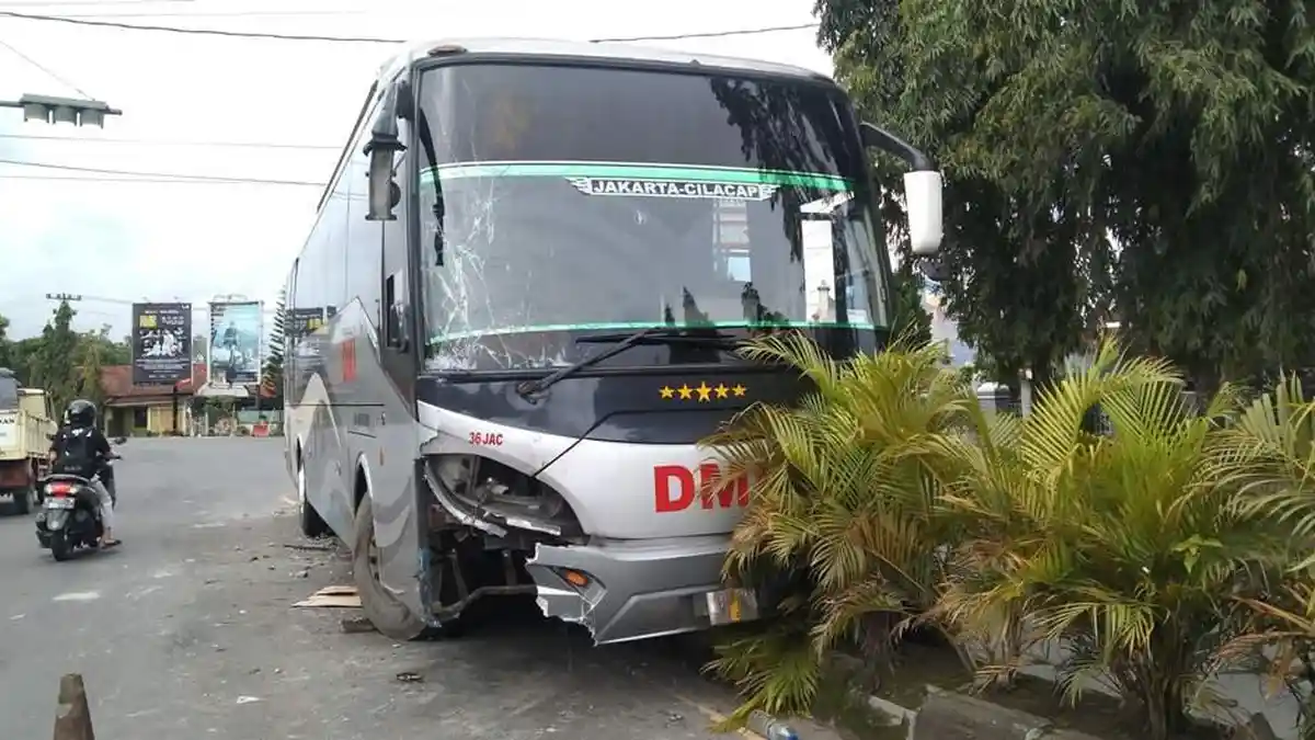 Sopir Mengantuk, Bus DMI Jurusan Cilacap - Jakarta Hajar Traffic Light dan Median Jalan
