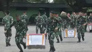 Prajurit-TNI-dari-Yonif-116Garda-Samudera-mengangkut-barang.jpg