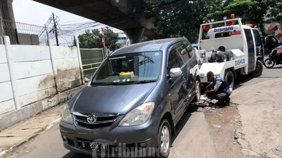 Petugas Derek Kendaraan Parkir Sembarangan di Kota Bandung, Ini Dendanya dan Biaya Inap per Malam