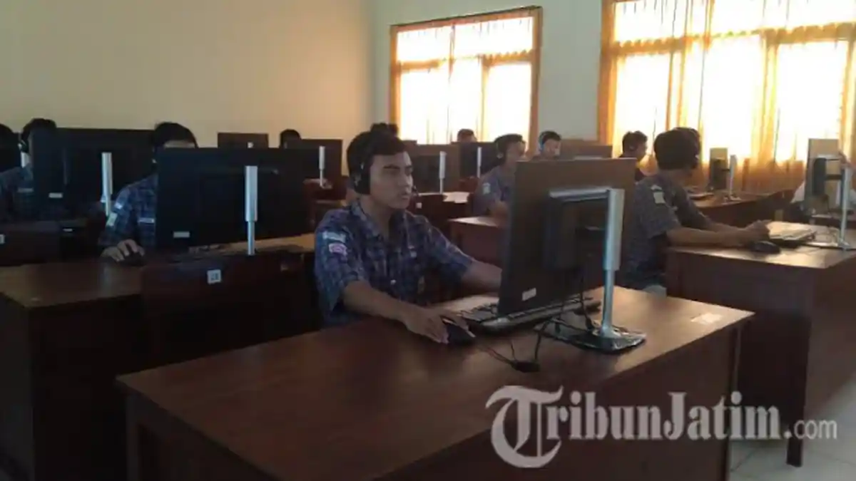 Jelang Pelaksanaan UNBK 2020, SMKN 1 Surabaya Lakukan Pengecekan Alat