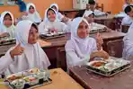 Murid-SD-di-Dusun-Benteng-Desa-Pertik-Kecamatan-Pining-Gayo-Lues-menikmati-menu-MGG.jpg